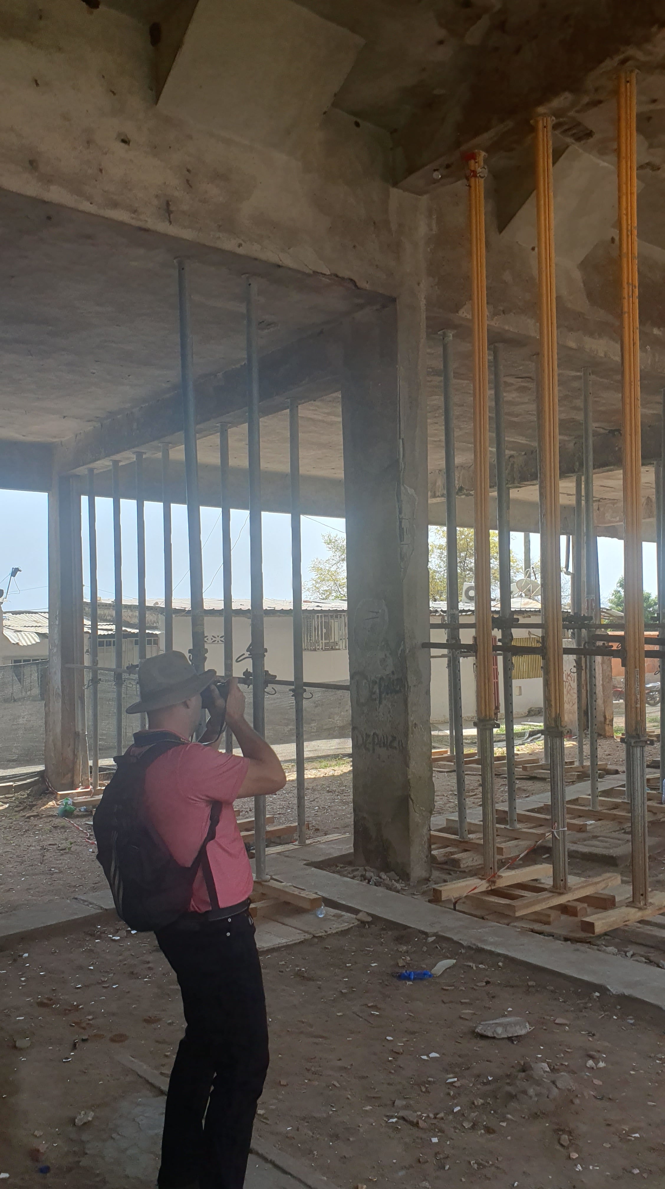 Cesar, fundador da ONCET tirando foto de uma construção para realizar o trabalho de engenheiro diagnóstico